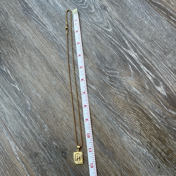 Gold H necklace - Picture 4 of 4